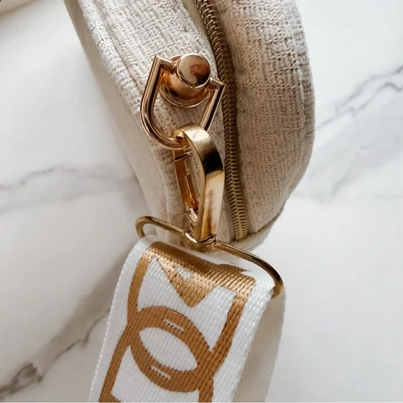 Chanel Beaute as Crossbody - Picture 5 of 10